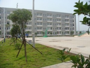 長沙電機廠有限公司-員工宿舍，前面是籃球場